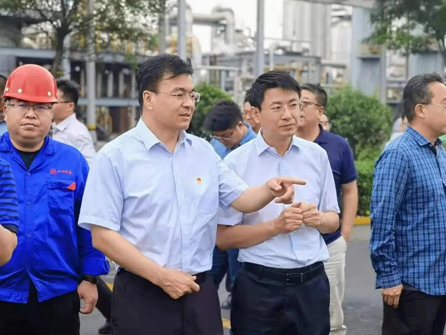 吕梁市委常委、市政府常务副市长任忠与对外经济贸易等大学专家组一行莅临华鑫集团考察指导