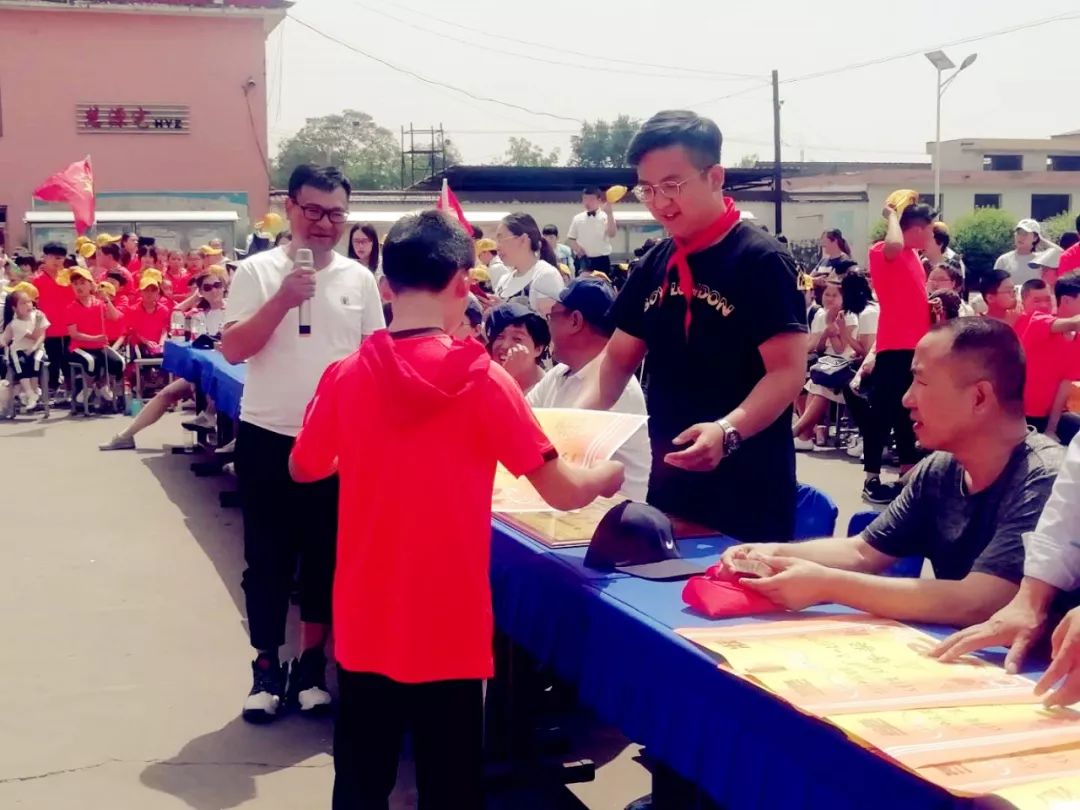 分享爱心,众享温情——华鑫集团工会开展“六一献爱心”活动(图17) 分享爱心,众享温情——华鑫集团工会开展“六一献爱心”活动(图17)