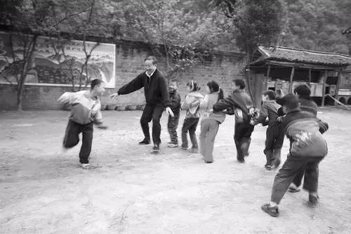 分享爱心,众享温情——华鑫集团工会开展“六一献爱心”活动(图38) 分享爱心,众享温情——华鑫集团工会开展“六一献爱心”活动(图38)