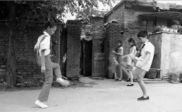 踢毽子2.jpg 分享爱心,众享温情——华鑫集团工会开展“六一献爱心”活动(图45)