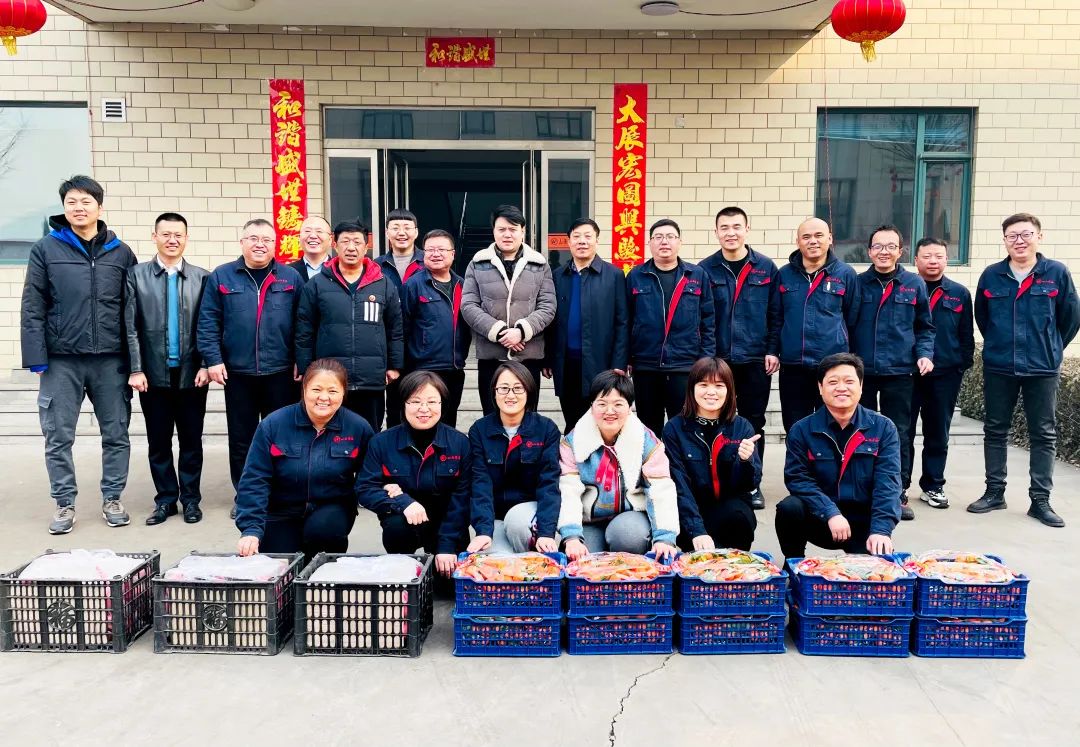 华鑫集团总经理曹刚携集团领导走访慰问春节期间坚守岗位职工(图1) 华鑫集团总经理曹刚携集团领导走访慰问春节期间坚守岗位职工(图1)