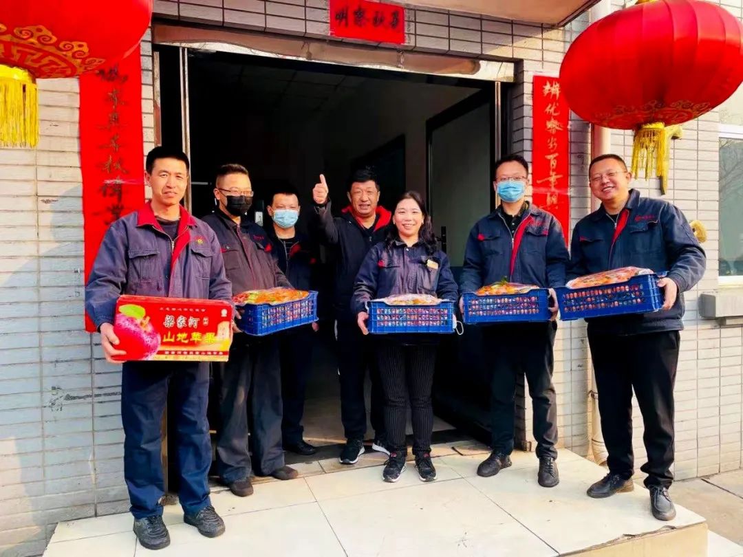 华鑫集团总经理曹刚携集团领导走访慰问春节期间坚守岗位职工(图5)